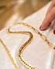 Gouden chain enkelbandje op satijn