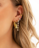 Model draagt gouden earparty mix