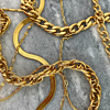 Gouden sieraden op een marmer plaatje voor een complete look