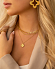 Gouden necklaceparty bij model
