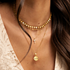 Gouden necklaceparty bij model