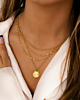 Gouden necklaceparty bij model