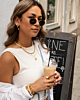 Model draagt sieraden look goud en parels