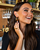 Model draagt gouden sieraden