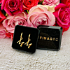Gouden initial oorringetjes in sieradendoosje met bloemen