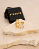 Gouden ring om vinger