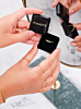 Mooie mix van ringen in de hand voor een complete look