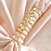 Gouden ringen op een satijnen doek om te kopen