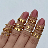 gouden ringen in de hand voor een mooie look