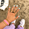 combinatie van gouden ringen en armbanden