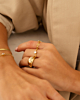 Gouden ringen mix bij model
