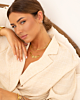 Model draagt gouden shiny oorbellen