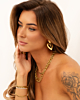 Mix van gouden sieraden bij model