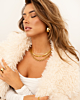 Gouden sieraden look bij model