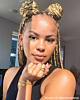Influencer draagt gouden sieraden met gravering