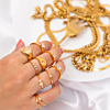 Gouden ringen en chains met witte achtergrond
