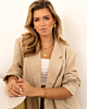 gouden sieraden look bij model