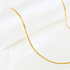 Gouden snake ketting op satijn