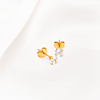 Sparkle stud oorbellen in het goud op satijn