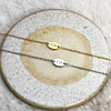 Zilveren en gouden initialen armband op een plaatje