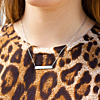 GRaveerbaare bar ketting samen met leopard top