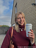 Influencer draagt zilveren sieraden