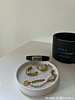 Gouden sieraden van influencer