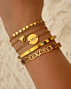 gouden armbanden op het strand