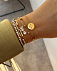 gouden initialen armband gecombineerd met andere armbandjes