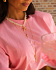 gouden necklace layer met roze top