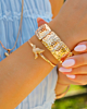 gouden bangle gecombineerd met vogel armband
