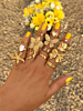 gouden ringen combinatie met gele bloemen