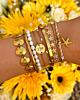 gouden armbanden combinatie in de zomer