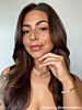 Influencer draagt initial parelarmband