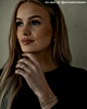 Influencer draagt gouden sieraden