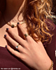 Influencer draagt statement ring in de kleur goud