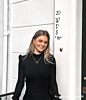 Influencer draagt zilveren ketting met initialen om hals