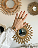 Influencer draagt gouden ringen