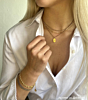 Influencer met gouden sieraden look