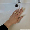 Influencer draagt drie ringen en wast handen