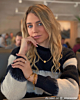 Influencer met gouden sieraden