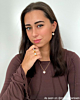 Influencer met gouden sieraden