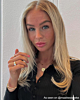 Influencer draagt clover sieraden