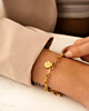 Gouden initial armband met steentje