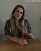 Influencer draagt gouden sieraden