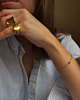 Influencer draagt gouden statement ringen