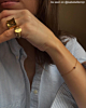 Influencer draagt gouden statement ringen