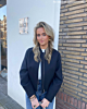 Influencer draagt gouden hoops 