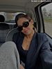 Influencer draagt gouden statement hoops 