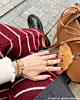 Influencer draagt gouden strik armband